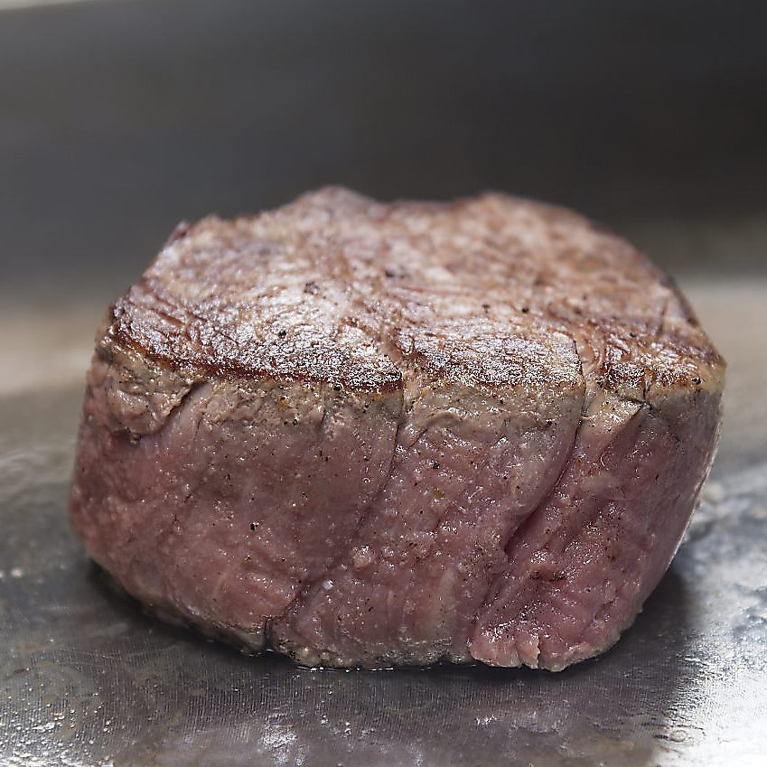 由美國和澳大利亞牛肉在熱鐵板上製成的正宗牛排