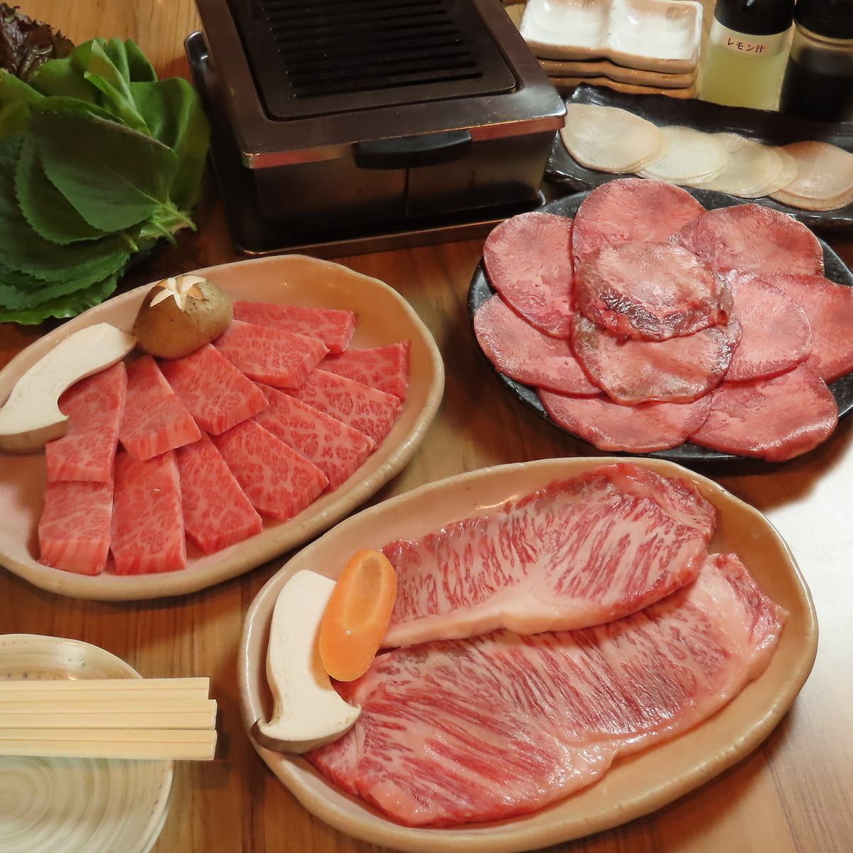 The carefully selected meat and ingredients are exquisite! Enjoy the savory flavor of the meat and the sweetness of the fat.