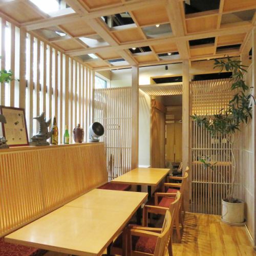 片側はソファー席となっております。
