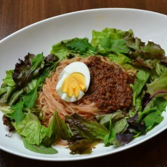 Sweet and spicy pibin noodles with plenty of meat and miso