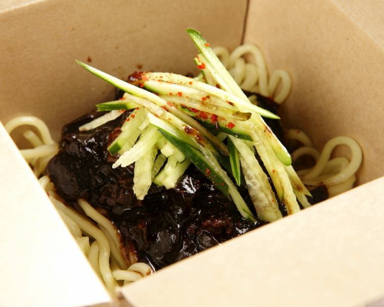 << Very popular menu ♪ >> Jajangmyeon noodles! / 825 yen (tax included) ◆ Sweet and bittersweet onion sauce!