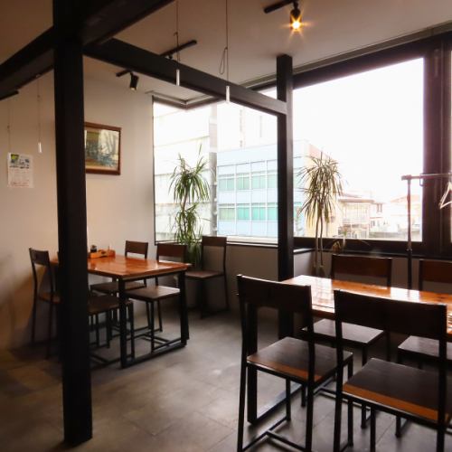 港街にあるカフェのような空間