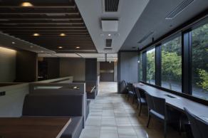 明るく落ち着きのある店内と緑豊かな景色が楽しめる大きな窓のあるカウンター席・カップルシート。お一人様でのしっぽり呑みやデートにおすすめです。落ち着いた雰囲気でごゆっくりとお過ごしいただけます。