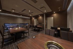 28名様用大部屋個室。宴会や会食、ご家族のお祝いなどの集まりに最適です。落ち着いた雰囲気のお部屋ですので、ビジネスシーンにもご使用いただけます。