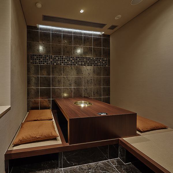 当店では、大小の個室席をご用意しております。2~28名様まで利用可能なシチュエーションに合わせた個室をお選びいただけます。コース料理や飲み放題プランもあり、宴会や女子会にも最適です。