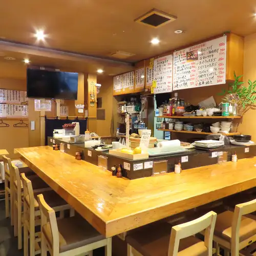 <p>【お一人様歓迎】店内にはカウンター席があり、お一人様も大歓迎です！カウンター席は板前との距離も近く、ぜひ当店自慢の料理・お酒からおススメの一品をお尋ねください♪</p>