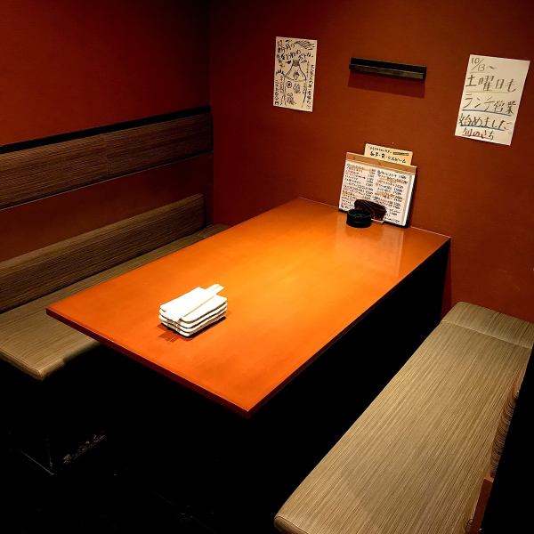 半個室は2名様～6名様までゆったり座れるお席が多数。仕切りのあるタイプから、個室的な空間でお楽しみ頂けるお席タイプと様々ございます！宴会の際は22名様迄ゆったりご利用頂けます！その他人数の相談など承ります。お気軽にお申し付けくださいませ☆
