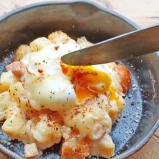 Broiled potato salad with hot spring egg and cheese