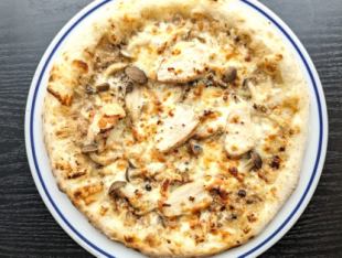 Pizza with roast chicken and mushroom cream sauce / Pizza with spicy homemade meat sauce