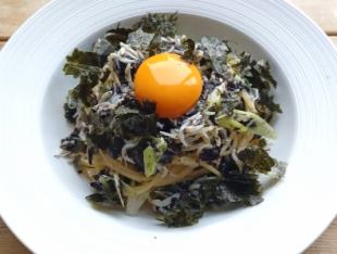 Seaweed-covered pasta or risotto with boiled whitebait