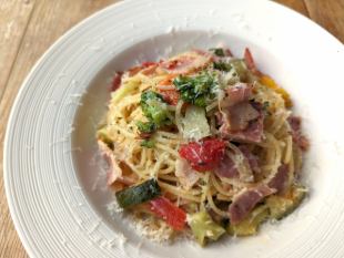 Peperoncino with smoked bacon and colorful vegetables