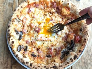 훈제 베이컨과 사쿠라 계란의 피자 "비스마르크"