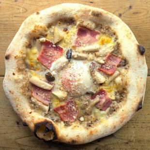 温泉卵とキノコのビスマルクピザ　トリュフ風味