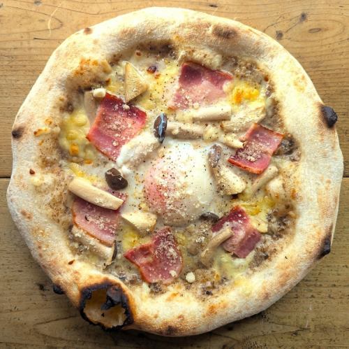 温泉卵とキノコのビスマルクピザ　トリュフ風味