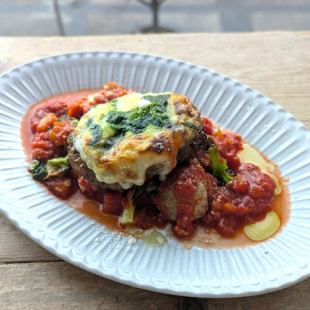 彩り野菜のトマトソースとバジルチーズのハンバーグ