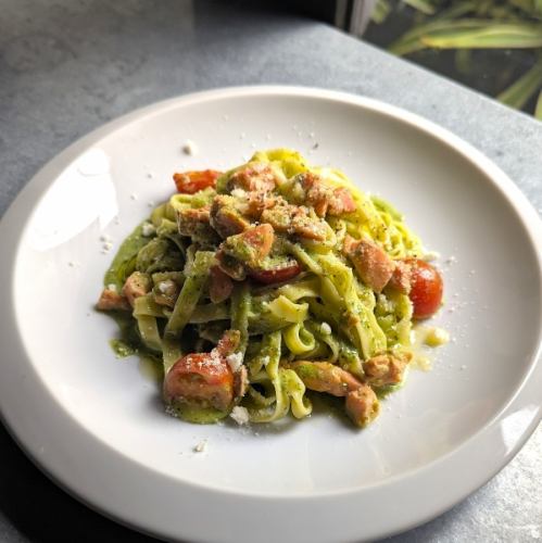 スモークサーモンのバジルクリームパスタ