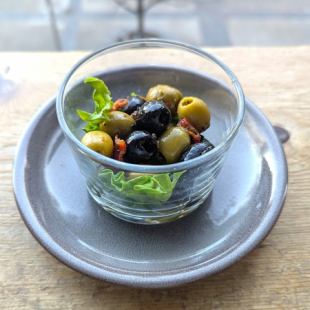 スペイン産オリーブとドライトマトのマリネ