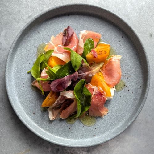 季節のフルーツとクリームチーズの生ハム添え