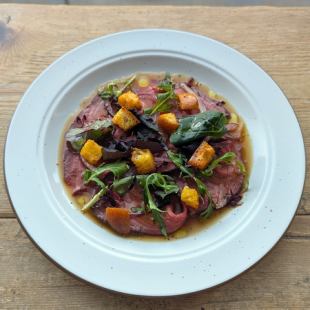 国産牛ローストビーフのカルパッチョ　雲丹風味のクルトン添え