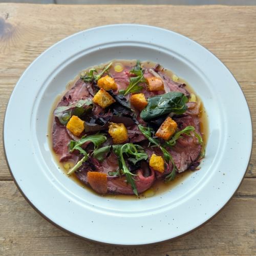 国産牛ローストビーフのカルパッチョ　雲丹風味のクルトン添え