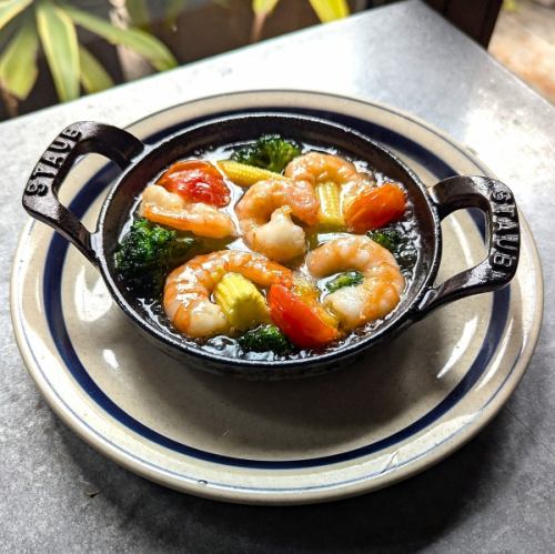 海老とミニトマト　ブロッコリーのアヒージョ