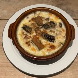Eel and mushroom risotto gratin with truffle flavor