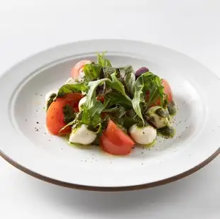 Caprese salad with mozzarella marinated in herbs