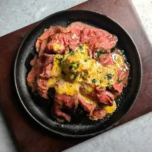 用国产牛腿肉和蒜蓉洋葱酱烤制的牛肉
