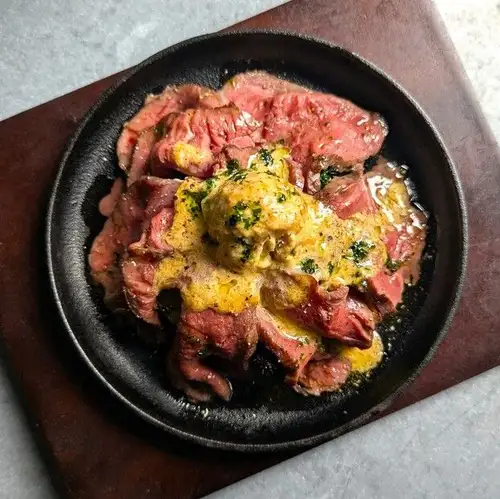 国産牛もも肉のローストビーフ ガーリックオニオンソース
