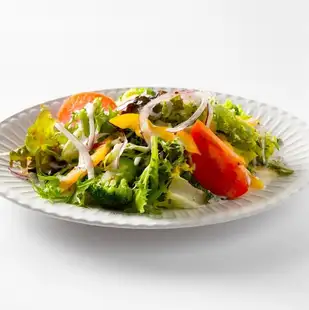 色彩缤纷的什锦蔬菜沙拉配蜂蜜芥末酱
