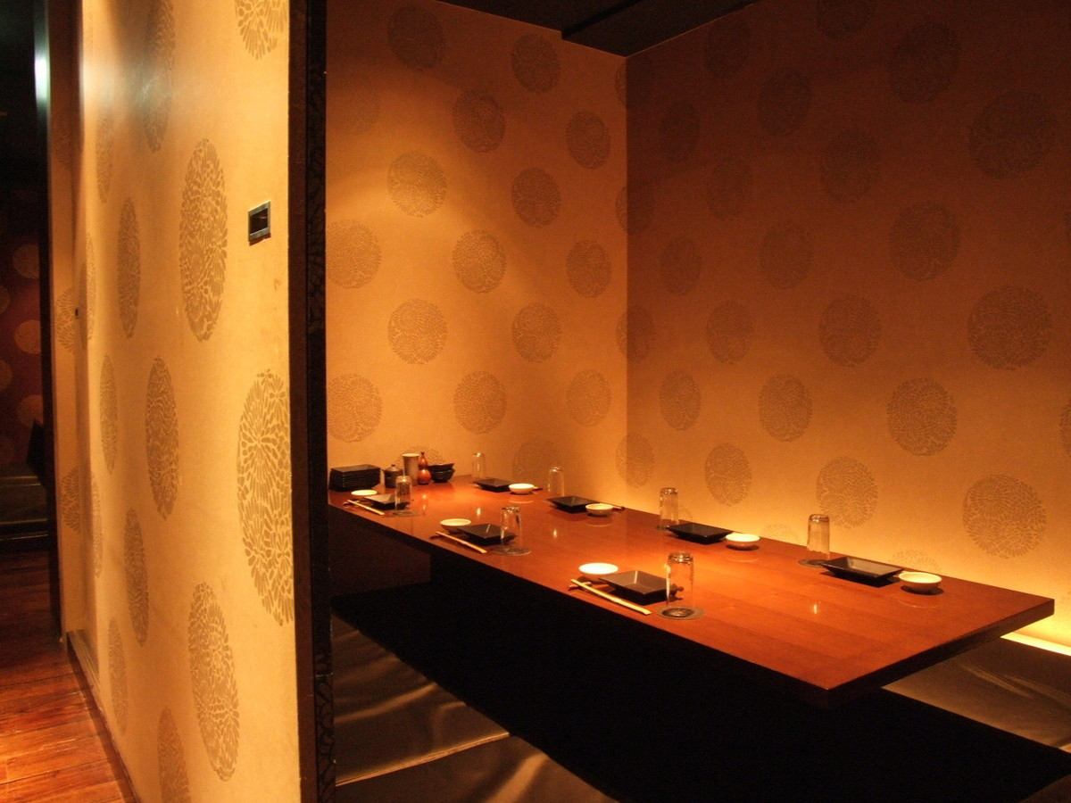 Right next to Kanda Station.A relaxing horigotatsu private room with warm indirect lighting.