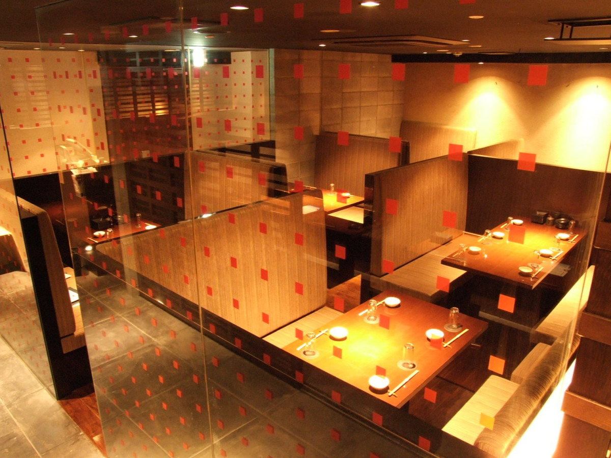 Box-type private rooms for 3 or 4 people are available.Reservations are required due to popularity.