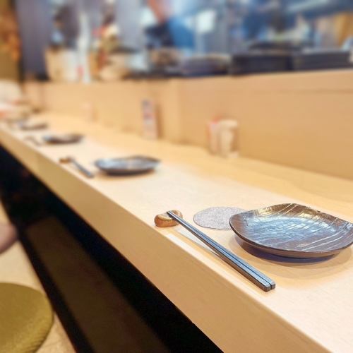 【カウンターが一押しです！】店内には当店一押しのカウンター席がございます。お料理・お酒をゆっくりじっくり楽しみたいときはもちろんのこと、サクッと飲みたい、時間が空いたので立ち寄りたいときなど、いつでも気軽にお越しください♪【居酒屋/肉/海鮮/カウンター/飲み会/デート/接待/鹿児島/天文館】