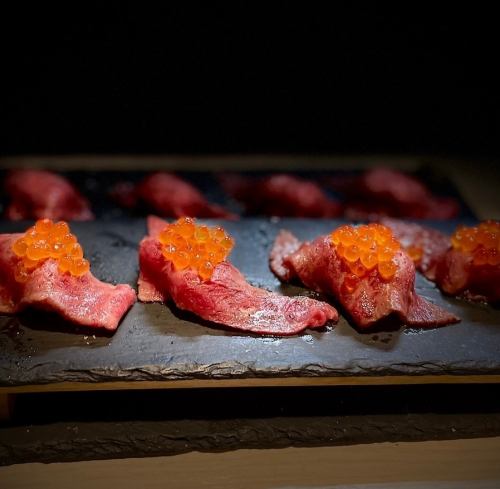 [Our specialty] Meat sushi topped with salmon roe