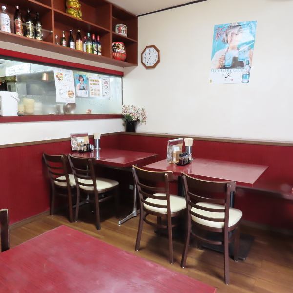 お店の外観は、明るい黄色の看板と赤いテントが特徴的で、目を引く印象を与えます。中華料理の文字が大きく掲げられ、食欲をそそる雰囲気を醸し出しています。周囲には自転車が停まっており、地域の人々に親しまれている様子が伺えます。アクセスも良好で、気軽に立ち寄りやすい場所に位置しています。
