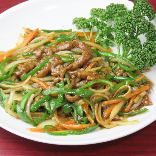 自家製タレが引き立つ青椒肉絲500円（税込）～