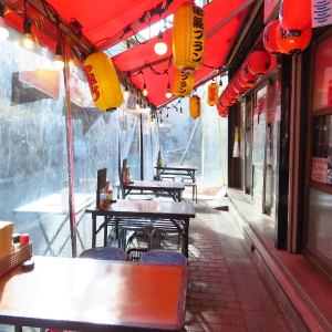 호피 거리 제일의 노포 「아사쿠사 술집 오카모토」.매일 낮 12시부터 영업하고 있으므로, 점심 먹기와 아사쿠사 관광에도 이용하십시오! 쇼와의 아사쿠사의 옛날 그리운 분위기를 느낄 수 있습니다!