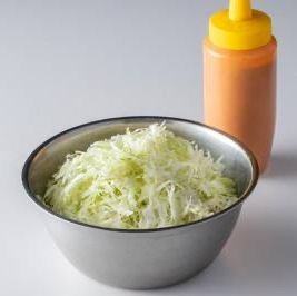 ホルモン専用キャベツ（おかわりは100円で承ります）