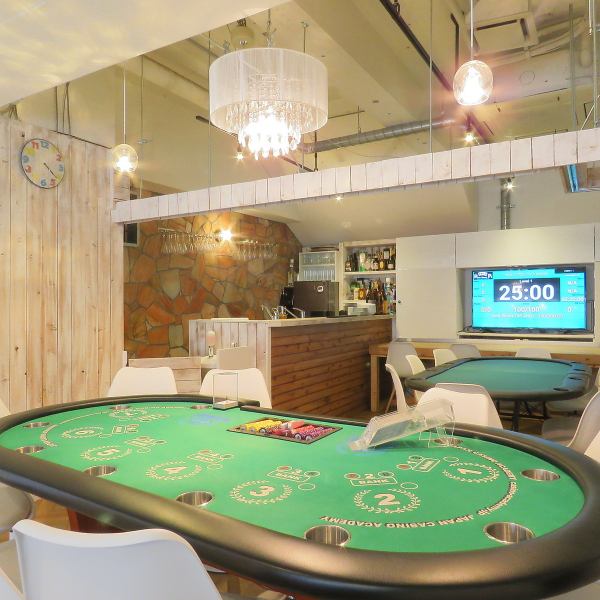カフェバーのような明るく綺麗なポーカーバーで、女性や初心者の方でも気軽にご来店いただけます。もちろんお酒やドリンクもお楽しみいただけます。※アミューズメントのため、換金・景品交換は一切行いません※