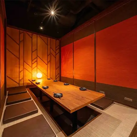 【5-8人包间】宽敞的包间，适合各种宴会场合 ◆ 餐厅氛围极佳，是即将到来的年末新年派对、朋友聚会，甚至是相亲的理想之选 ◎ *座位照片仅供参考。