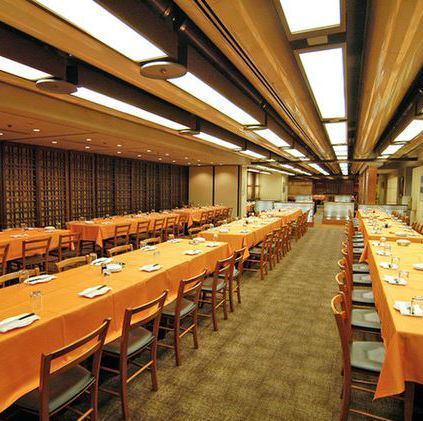 広々とした店内は大小合わせて５つのフロアに。個室感覚での宴会利用に最適です。立食は250名様まで、着席は150名様まで可能。大手町、東京駅からも近く大人数でのご利用に打ってつけコース料理プランは立食、着席それぞれ3プラン4,500円、5,500円、6,500円とご予算に合わせてお選びください。飲み放題付き！