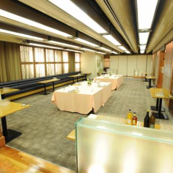 【私人出租範例：60-80人】左右樓層也可以連接，因此可以供較大的團體使用。也可以用隔間來劃分，這樣地板就可以分成兩個空間。