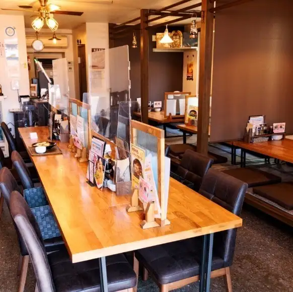 Our goal was to create a local Chinese restaurant that people would want to visit every day, where they could spend a special time in a familiar environment.While we value a homely atmosphere that anyone can feel comfortable in, we have also focused on creating a clean interior and a bright atmosphere so that female customers in particular can feel at ease when visiting alone.A comfortable space that makes you want to drop in on your everyday life.