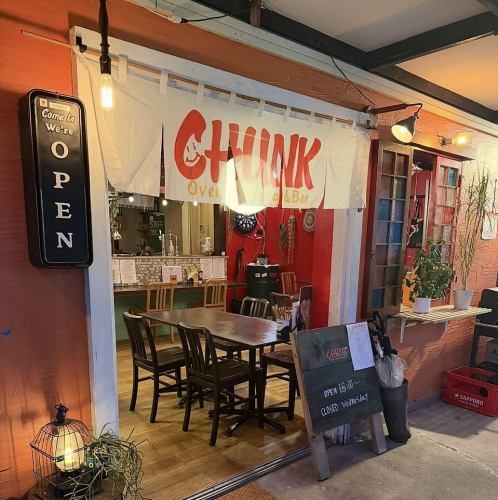 [For a quick drink] There are also seats outside where you can drink standing up.Please feel free to use it after work.