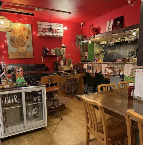 [For individuals or dates] We have counter seats available that are perfect for individuals.It's a great place to drop in for a drink by yourself after work, to enjoy a conversation with friends, or even for a date or anniversary.We look forward to your visit.