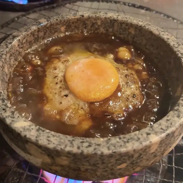 【アツアツのハンバーグ】