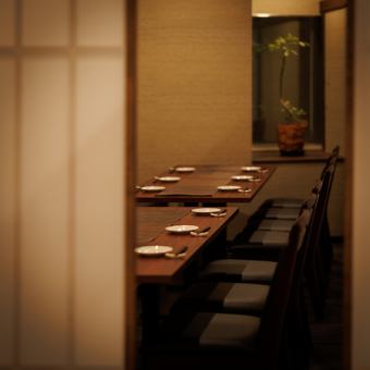 We have spacious private rooms perfect for company banquets, large banquets, and parties! The elegant space with soft lighting creates a special atmosphere for your banquet. Please enjoy a luxurious banquet with authentic cuisine featuring seasonal flavors and fine sake.