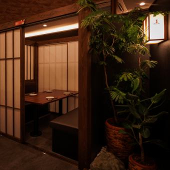 We can prepare private rooms according to the number of people in your group! The spacious space can be used for various occasions such as banquets, business entertainment, girls' nights, and group dates! The room has a door so you can relax without worrying about other customers.