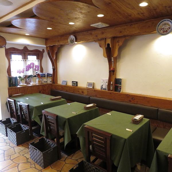 The interior has a cozy space with ceilings and shelves, white walls, and green-based tables based on a natural woodgrain reminiscent of a cottage.You can enjoy authentic Italian cuisine as if you were at home ♪ You can enjoy up to 12 people from one person alone ◎ Recommended for everyday use on weekdays.