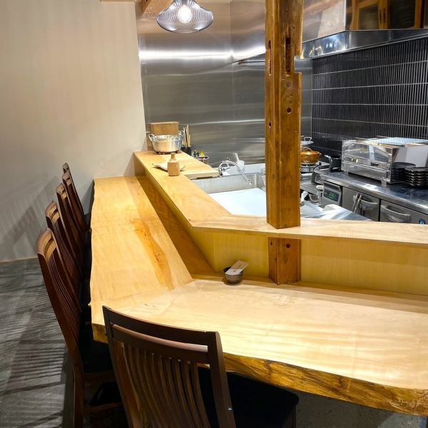 [1st floor counter◆] There are 6 counter seats for 1 person.You can feel free to visit us even if you are alone.Also, being at the counter allows you to enjoy the live cooking process and conversations with the owner.If you would like to reserve a private room, please contact us at least the day before.